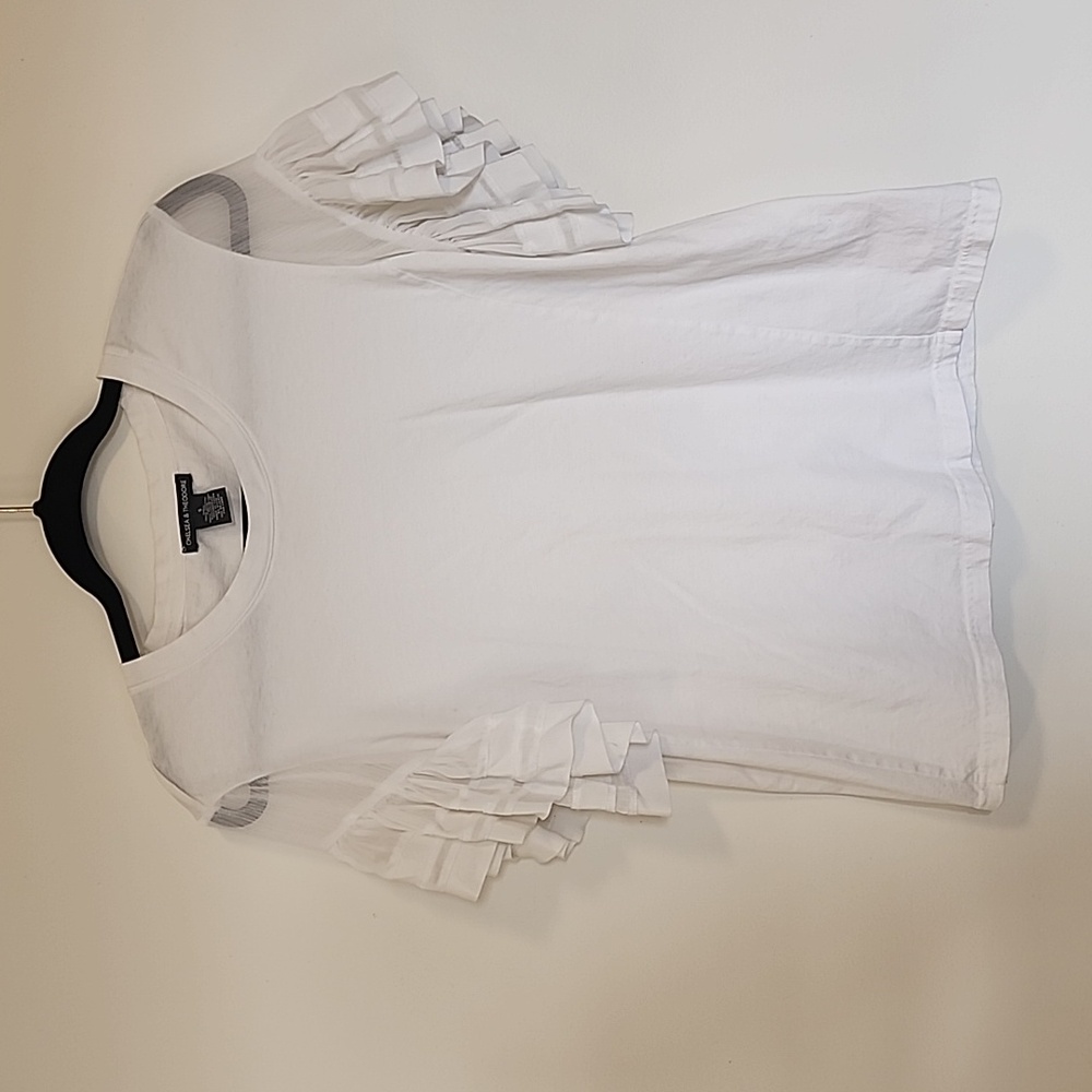 ✨3/$20 Chelsea & Theodore white tshiet with ruffle sleeves, size small (runs big